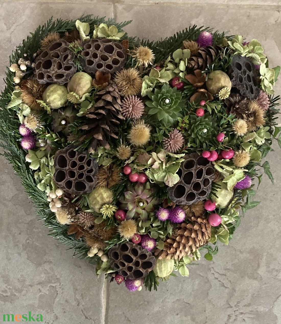 Egyedi kegyeleti virágdísz lótusszal, kövirózsákkal, változatos növényi anyaggal aprólékosan díszítve  - otthon & életmód - vallás - temetkezési tárgy - sírdísz, kegyeleti dísz - Meska.hu