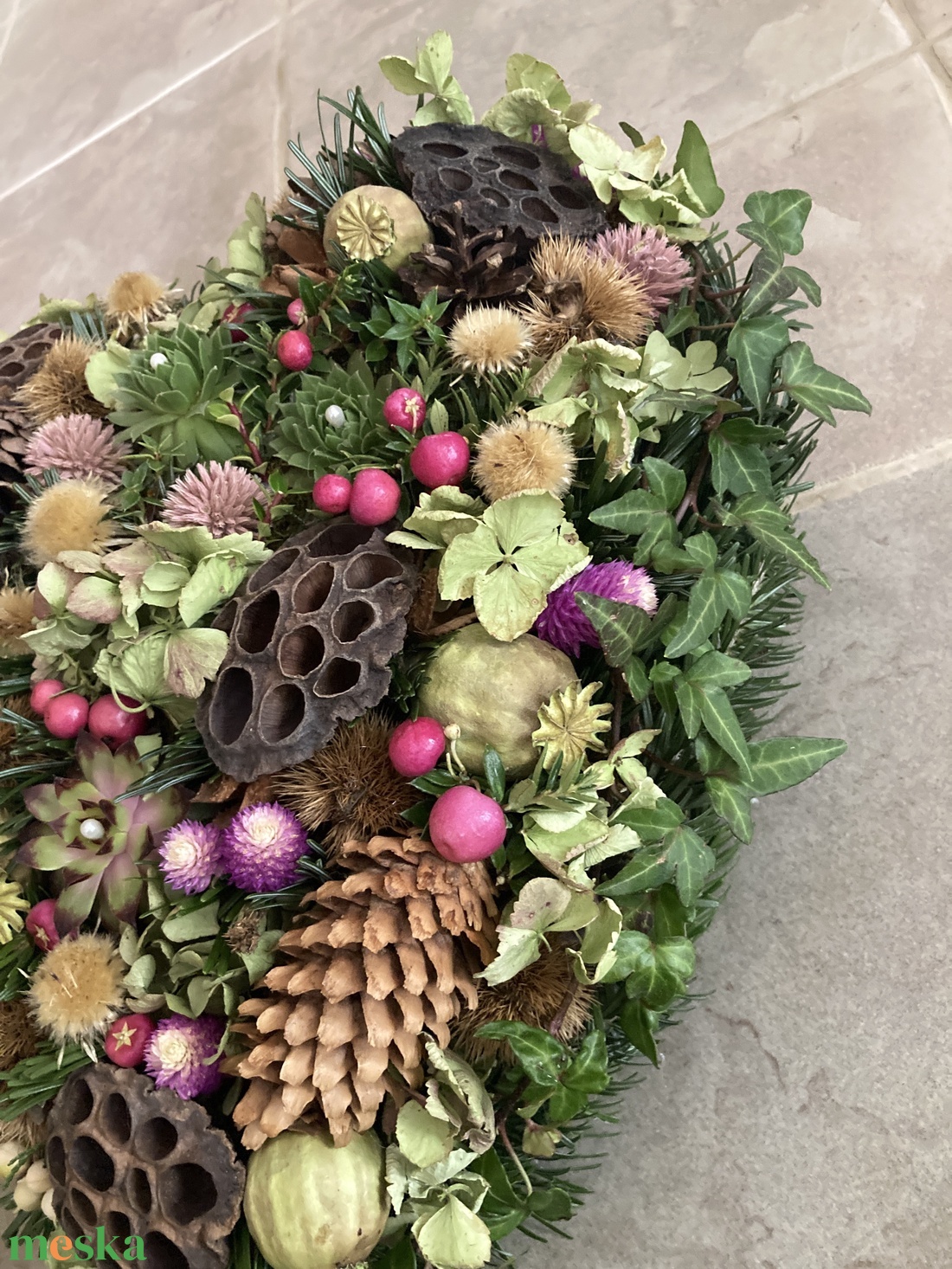 Egyedi kegyeleti virágdísz lótusszal, kövirózsákkal, változatos növényi anyaggal aprólékosan díszítve  - otthon & életmód - vallás - temetkezési tárgy - sírdísz, kegyeleti dísz - Meska.hu