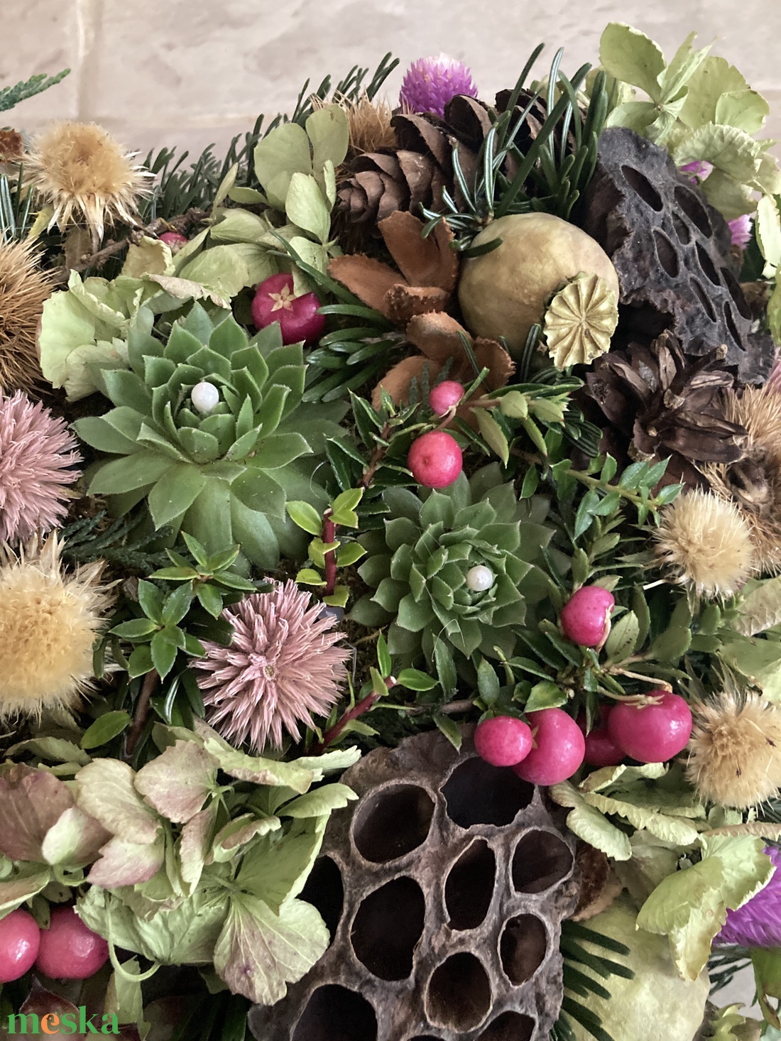 Egyedi kegyeleti virágdísz lótusszal, kövirózsákkal, változatos növényi anyaggal aprólékosan díszítve  - otthon & életmód - vallás - temetkezési tárgy - sírdísz, kegyeleti dísz - Meska.hu