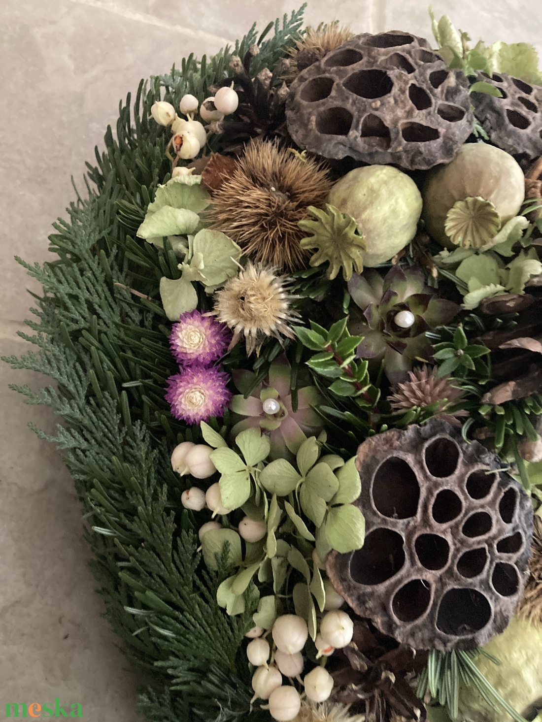 Egyedi kegyeleti virágdísz lótusszal, kövirózsákkal, változatos növényi anyaggal aprólékosan díszítve  - otthon & életmód - vallás - temetkezési tárgy - sírdísz, kegyeleti dísz - Meska.hu