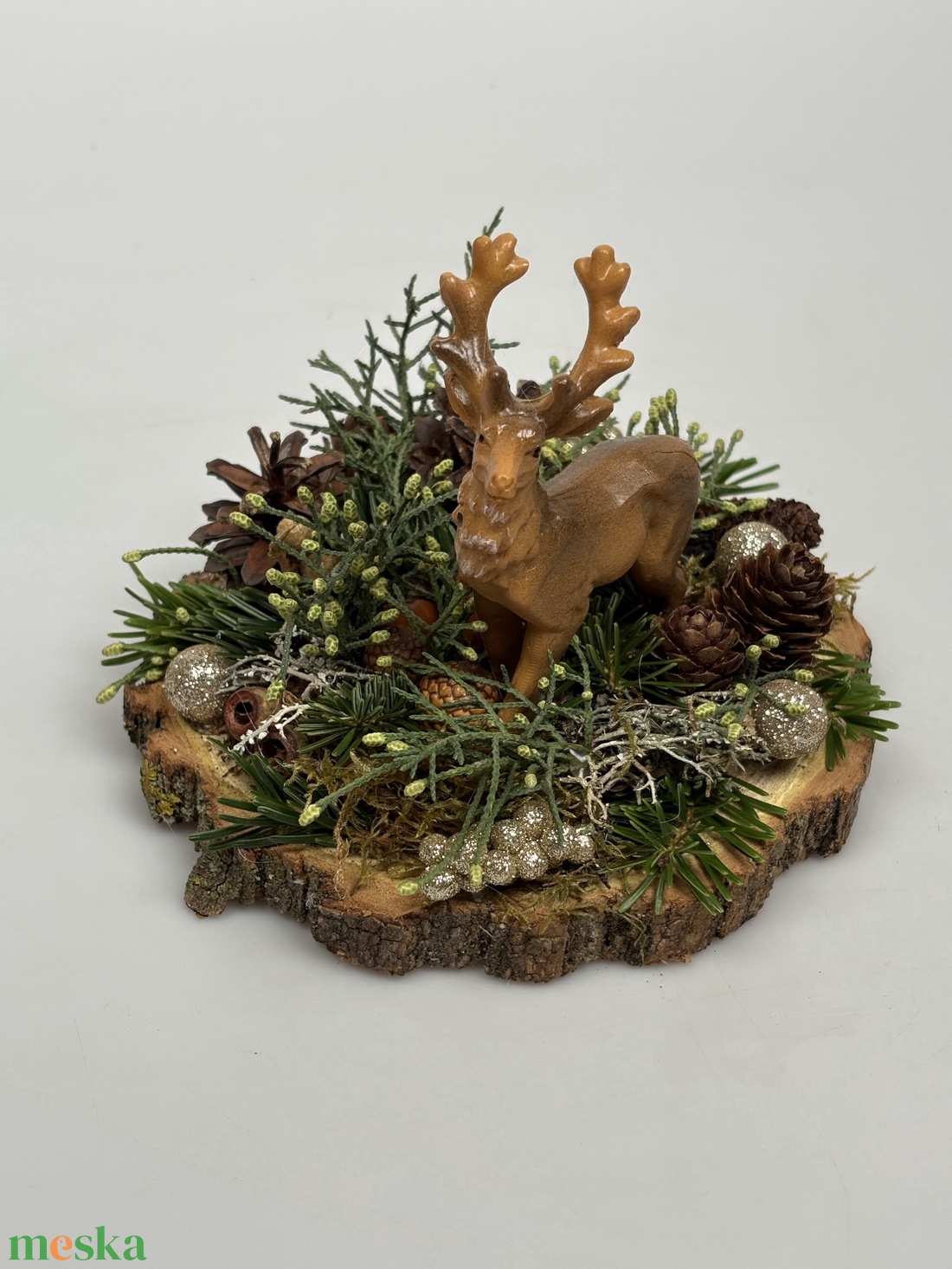 Fakorongra épült minidísz gímszarvas figurával, termésekkel, s egyéb növény részekkel gazdagon díszítve (FX-27) - karácsony - adventi díszek - adventi asztaldísz - Meska.hu