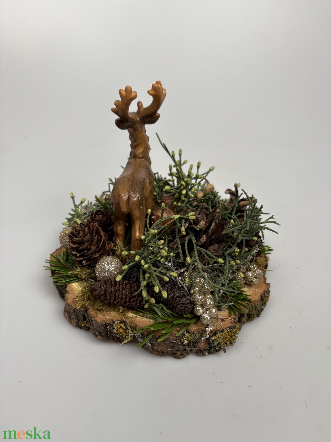 Fakorongra épült minidísz gímszarvas figurával, termésekkel, s egyéb növény részekkel gazdagon díszítve (FX-27) - karácsony - adventi díszek - adventi asztaldísz - Meska.hu