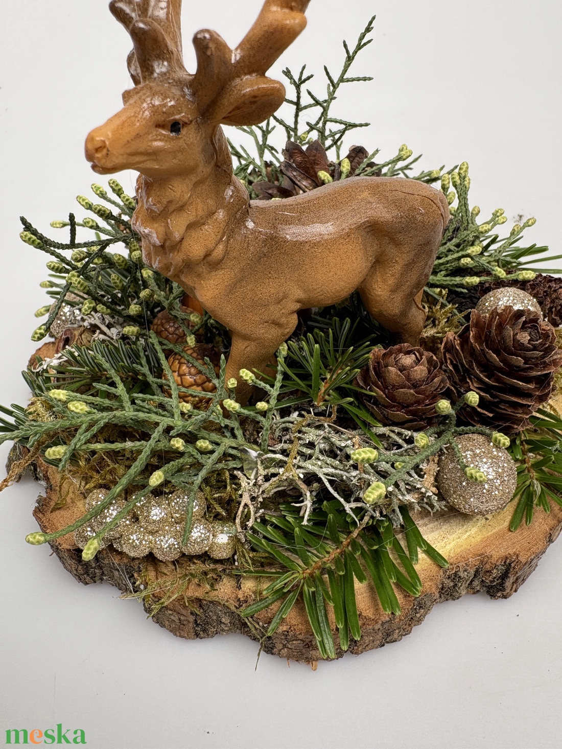 Fakorongra épült minidísz gímszarvas figurával, termésekkel, s egyéb növény részekkel gazdagon díszítve (FX-27) - karácsony - adventi díszek - adventi asztaldísz - Meska.hu