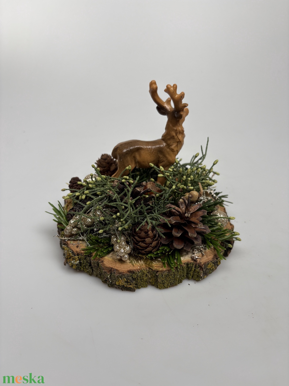 Fakorongra épült minidísz gímszarvas figurával, termésekkel, s egyéb növény részekkel gazdagon díszítve (FX-27) - karácsony - adventi díszek - adventi asztaldísz - Meska.hu