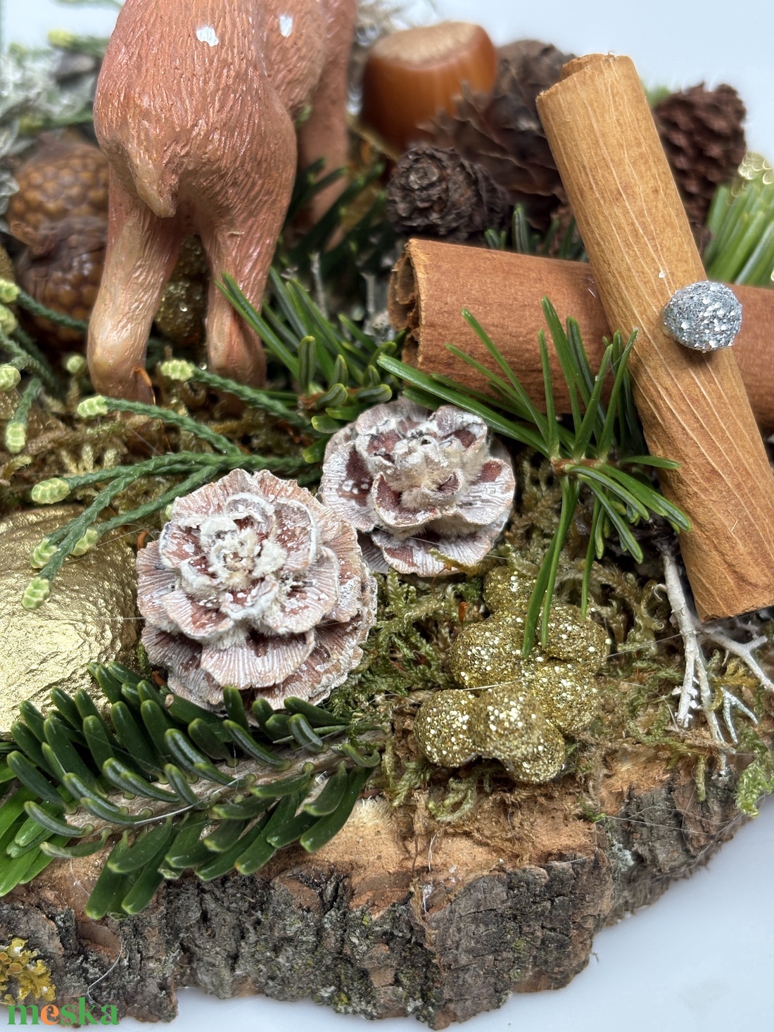 Fakorongra épült minidísz pettyes szarvas figurával, termésekkel, s egyéb növény részekkel gazdagon díszítve (FX-28) - karácsony - adventi díszek - adventi asztaldísz - Meska.hu