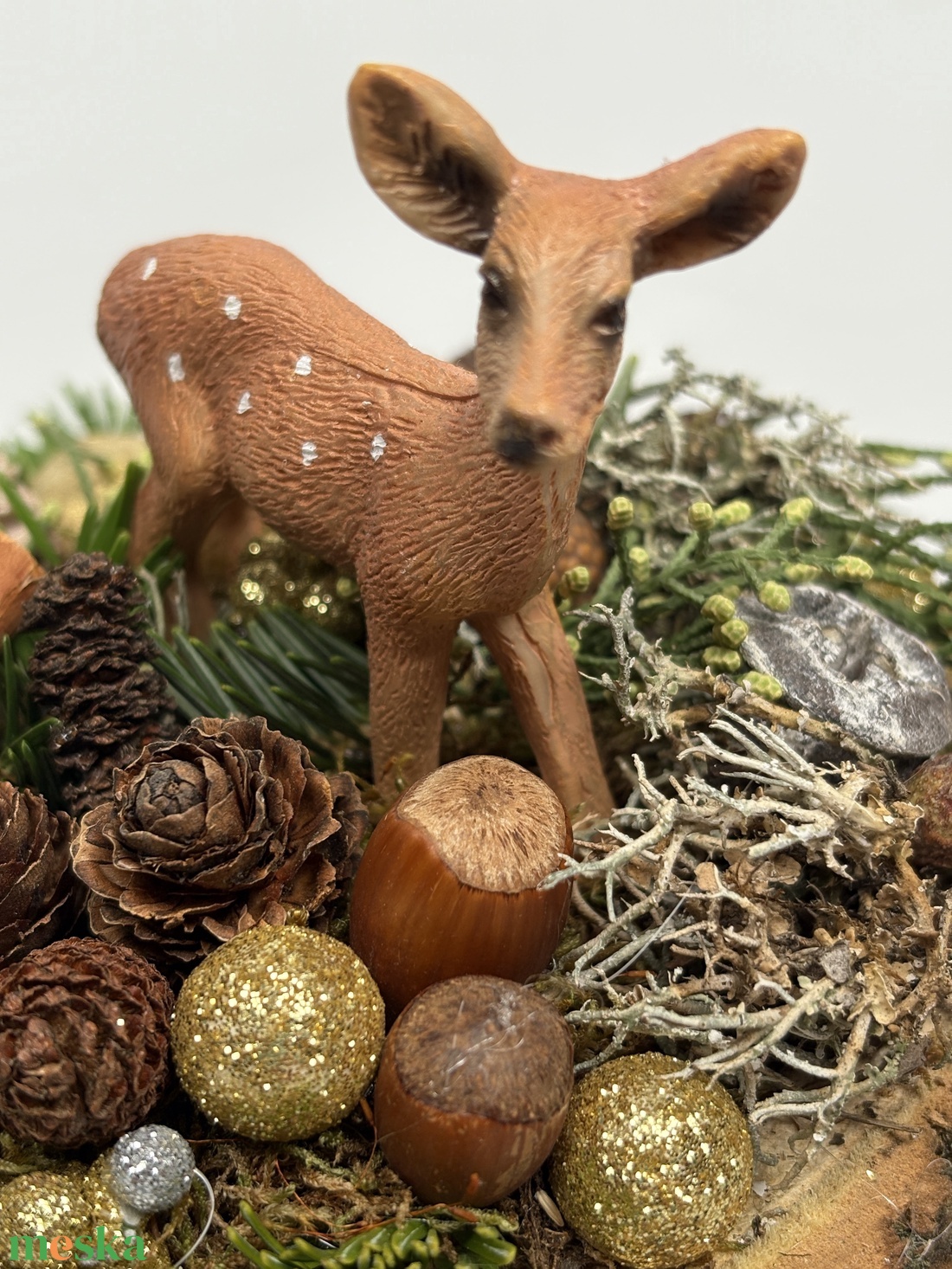 Fakorongra épült minidísz pettyes szarvas figurával, termésekkel, s egyéb növény részekkel gazdagon díszítve (FX-28) - karácsony - adventi díszek - adventi asztaldísz - Meska.hu