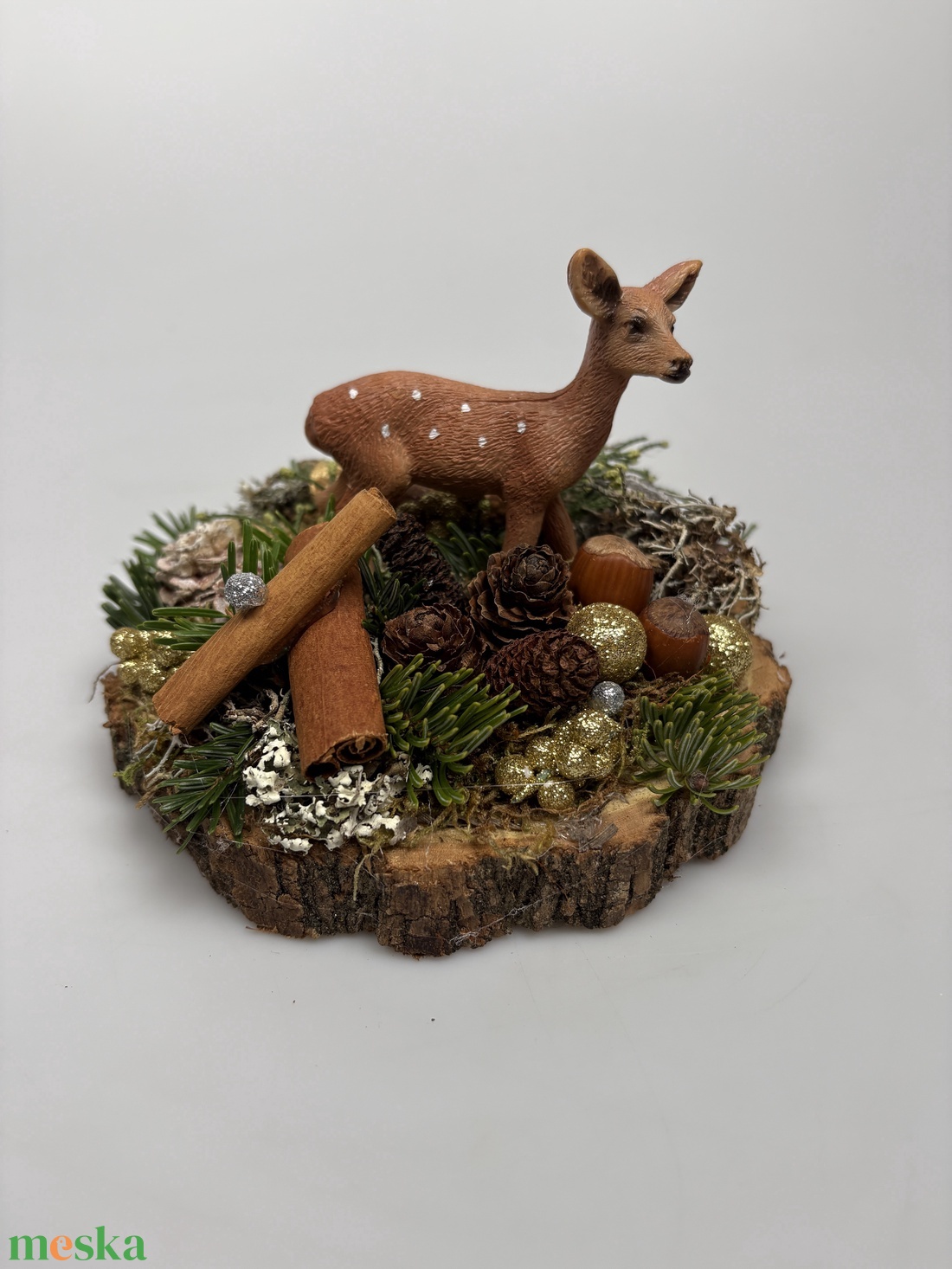 Fakorongra épült minidísz pettyes szarvas figurával, termésekkel, s egyéb növény részekkel gazdagon díszítve (FX-28) - karácsony - adventi díszek - adventi asztaldísz - Meska.hu