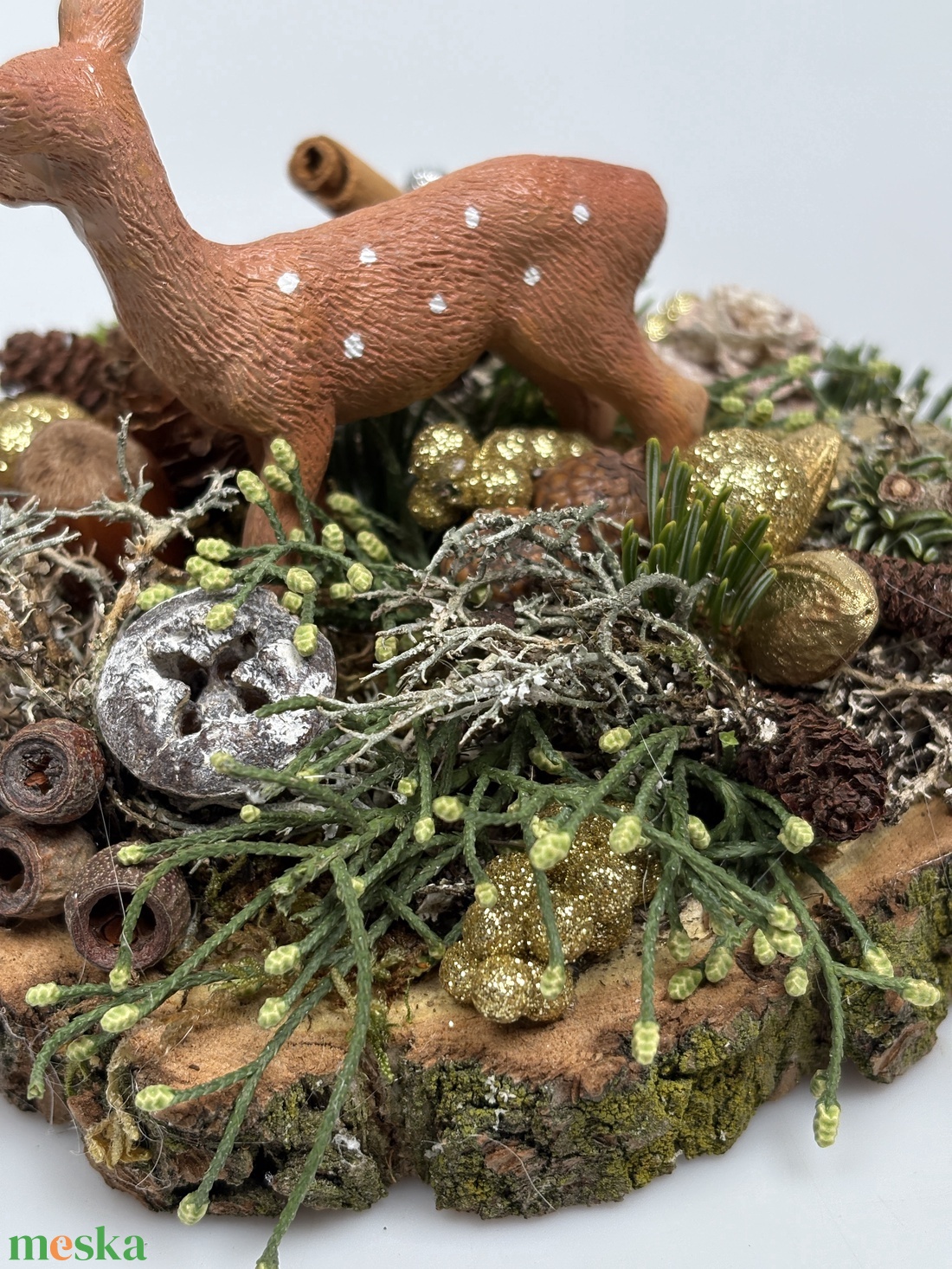 Fakorongra épült minidísz pettyes szarvas figurával, termésekkel, s egyéb növény részekkel gazdagon díszítve (FX-28) - karácsony - adventi díszek - adventi asztaldísz - Meska.hu