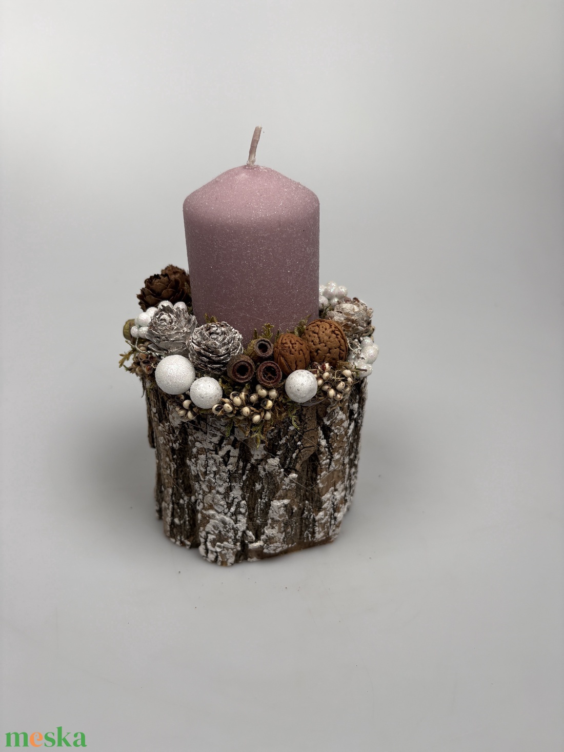 Faág szeletre épült, rózsaszín bársony-glitteres gyertyával ékített ünnepi asztaldísz (XF29) - karácsony - adventi díszek - adventi asztaldísz - Meska.hu