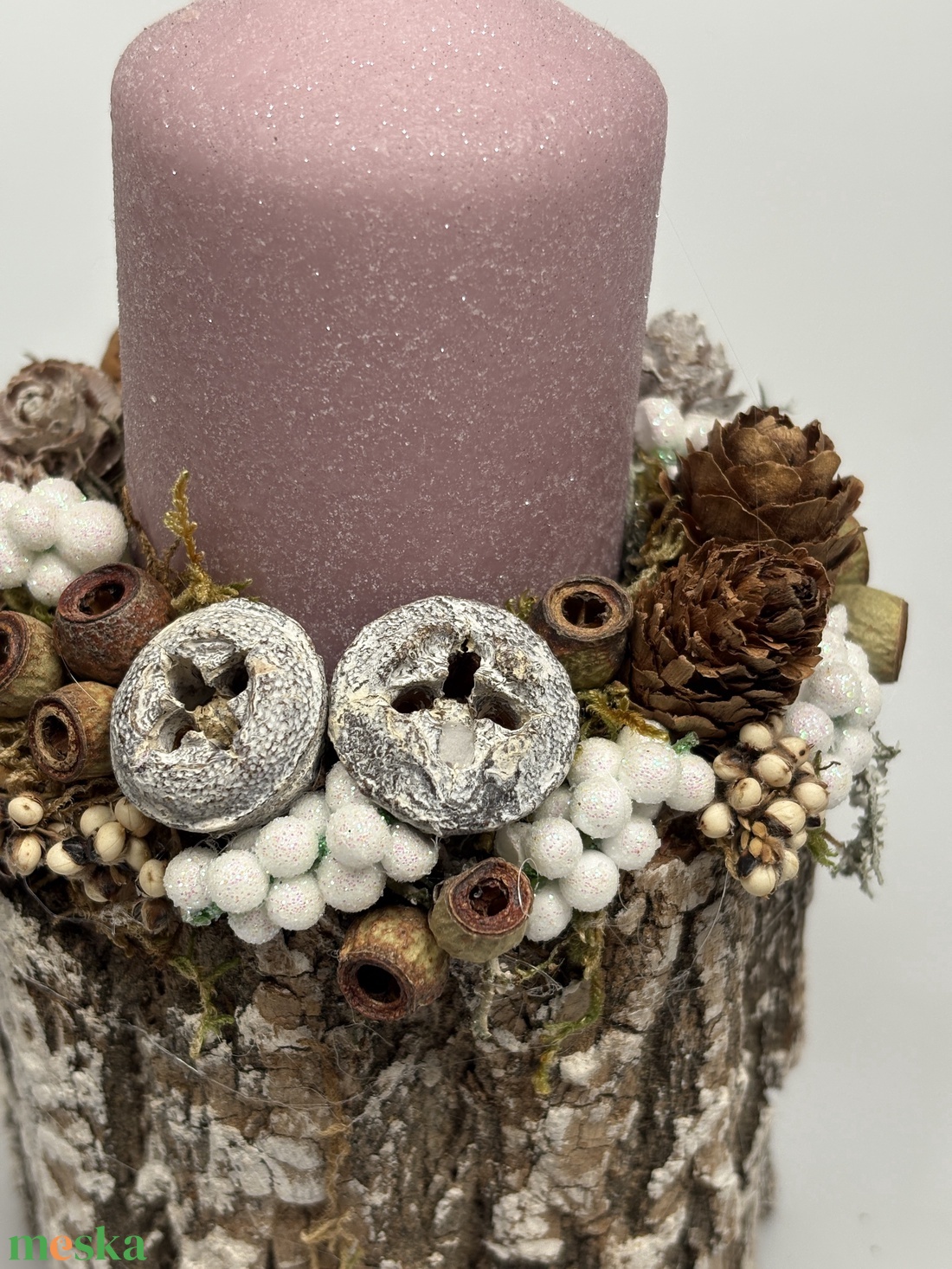 Faág szeletre épült, rózsaszín bársony-glitteres gyertyával ékített ünnepi asztaldísz (XF29) - karácsony - adventi díszek - adventi asztaldísz - Meska.hu