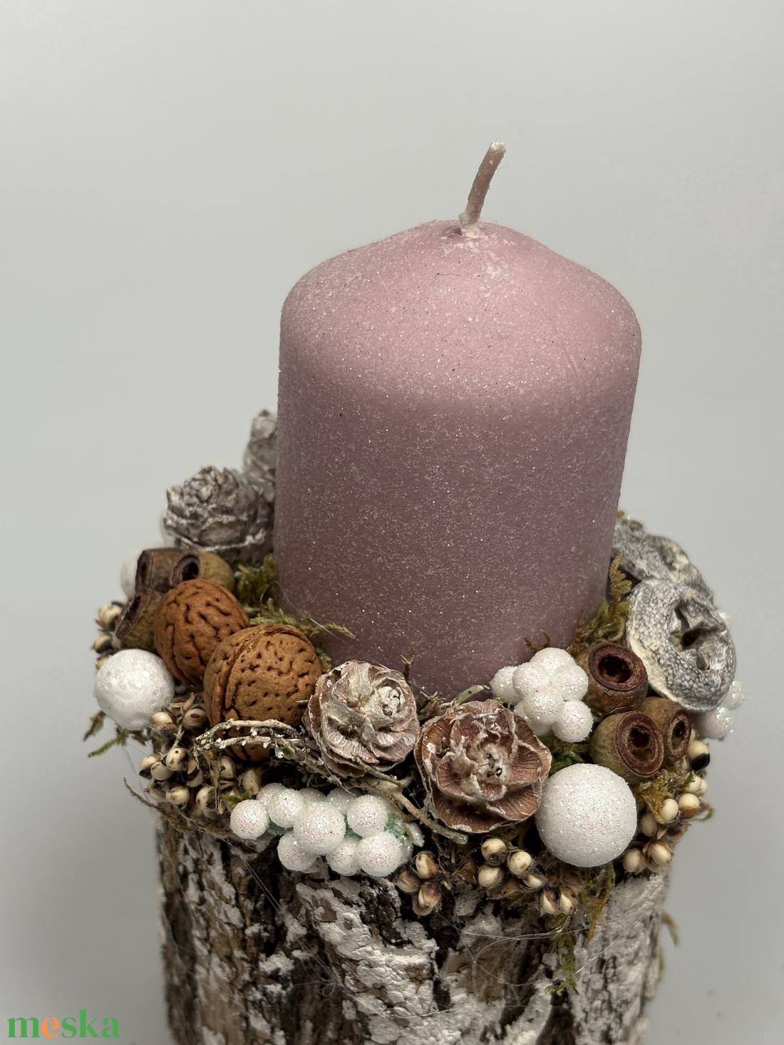 Faág szeletre épült, rózsaszín bársony-glitteres gyertyával ékített ünnepi asztaldísz (XF29) - karácsony - adventi díszek - adventi asztaldísz - Meska.hu