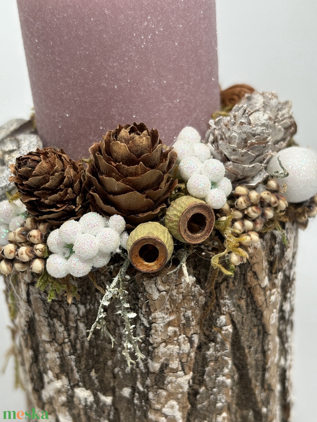 Faág szeletre épült, rózsaszín bársony-glitteres gyertyával ékített ünnepi asztaldísz (XF29) - karácsony - adventi díszek - adventi asztaldísz - Meska.hu