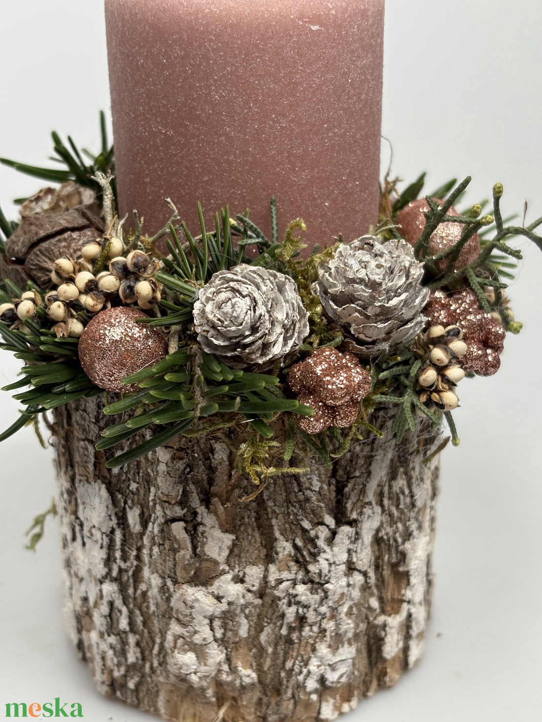 Faág szeletre épült, fahéjas-mályvás színű bársony-glitteres gyertyával ékített ünnepi asztaldísz örökzöldekkel (XF-30) - karácsony - adventi díszek - adventi asztaldísz - Meska.hu