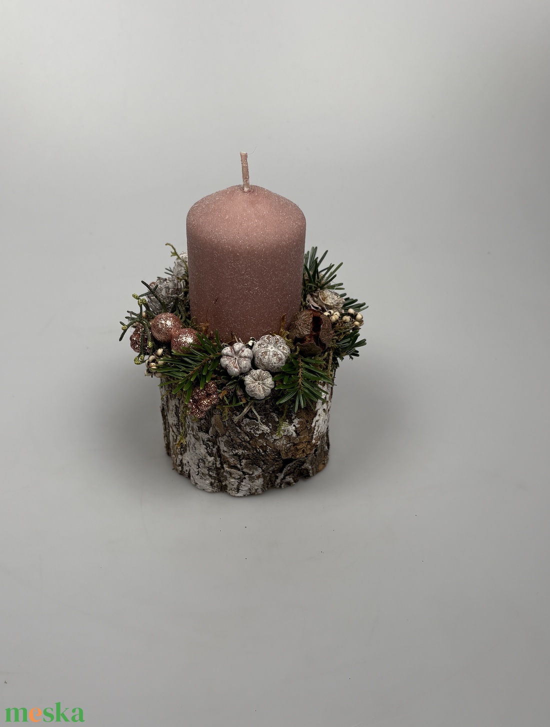 Faág szeletre épült, fahéjas-mályvás színű bársony-glitteres gyertyával ékített ünnepi asztaldísz örökzöldekkel (XF-30) - karácsony - adventi díszek - adventi asztaldísz - Meska.hu