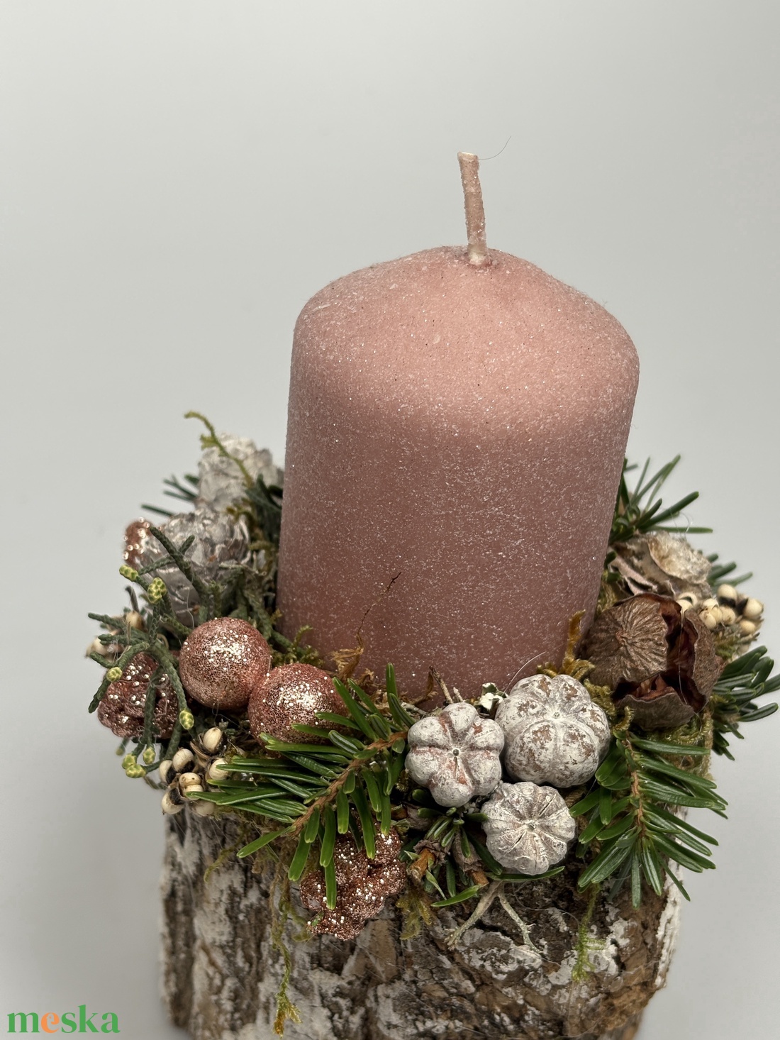 Faág szeletre épült, fahéjas-mályvás színű bársony-glitteres gyertyával ékített ünnepi asztaldísz örökzöldekkel (XF-30) - karácsony - adventi díszek - adventi asztaldísz - Meska.hu