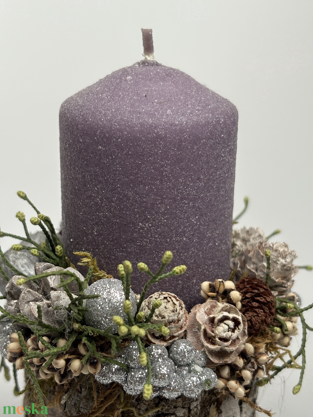 Faág szeletre épült, pasztell lila színű bársony-glitteres gyertyával ékített ünnepi asztaldísz örökzöldekkel (XF-31) - karácsony - adventi díszek - adventi asztaldísz - Meska.hu