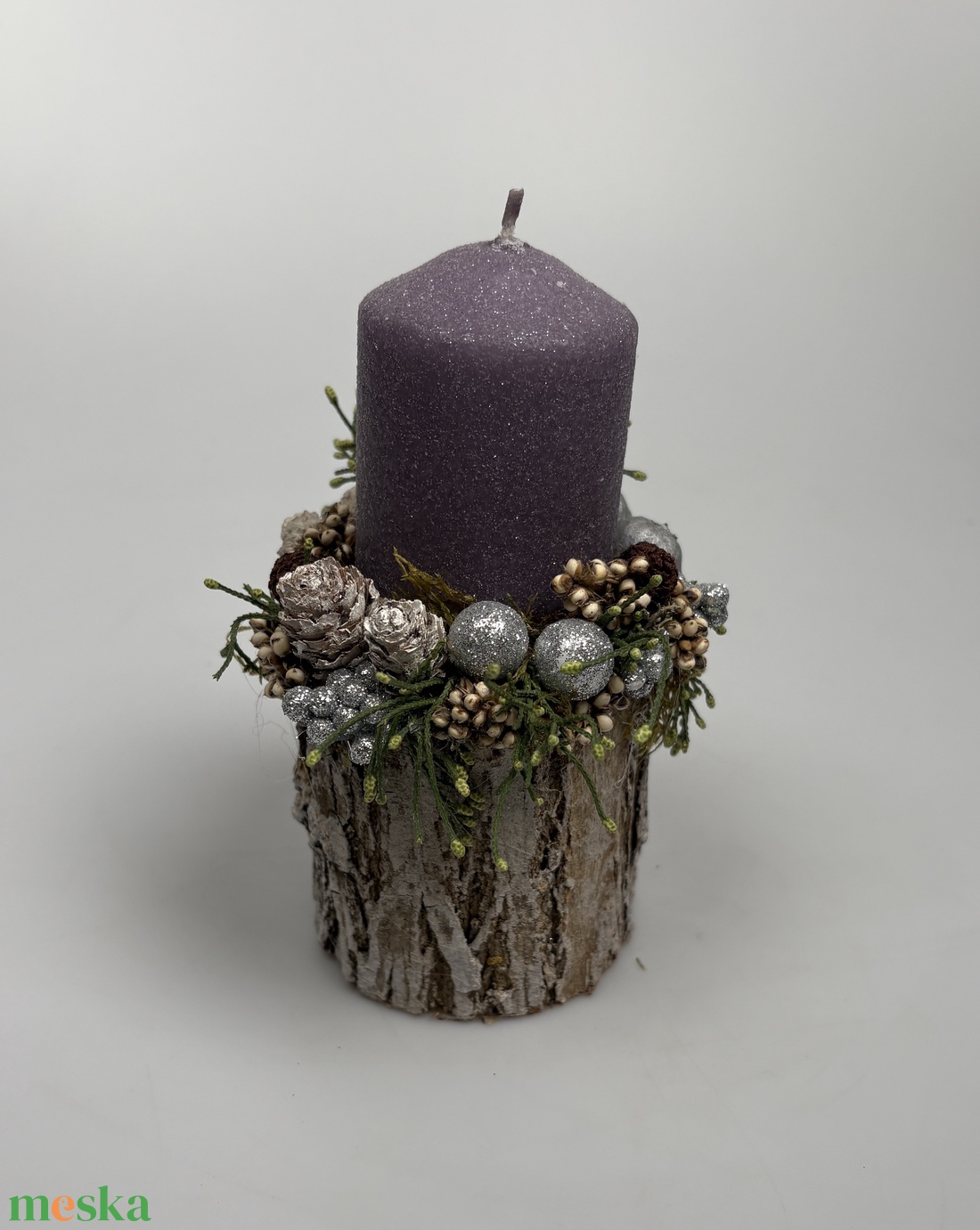 Faág szeletre épült, pasztell lila színű bársony-glitteres gyertyával ékített ünnepi asztaldísz örökzöldekkel (XF-31) - karácsony - adventi díszek - adventi asztaldísz - Meska.hu