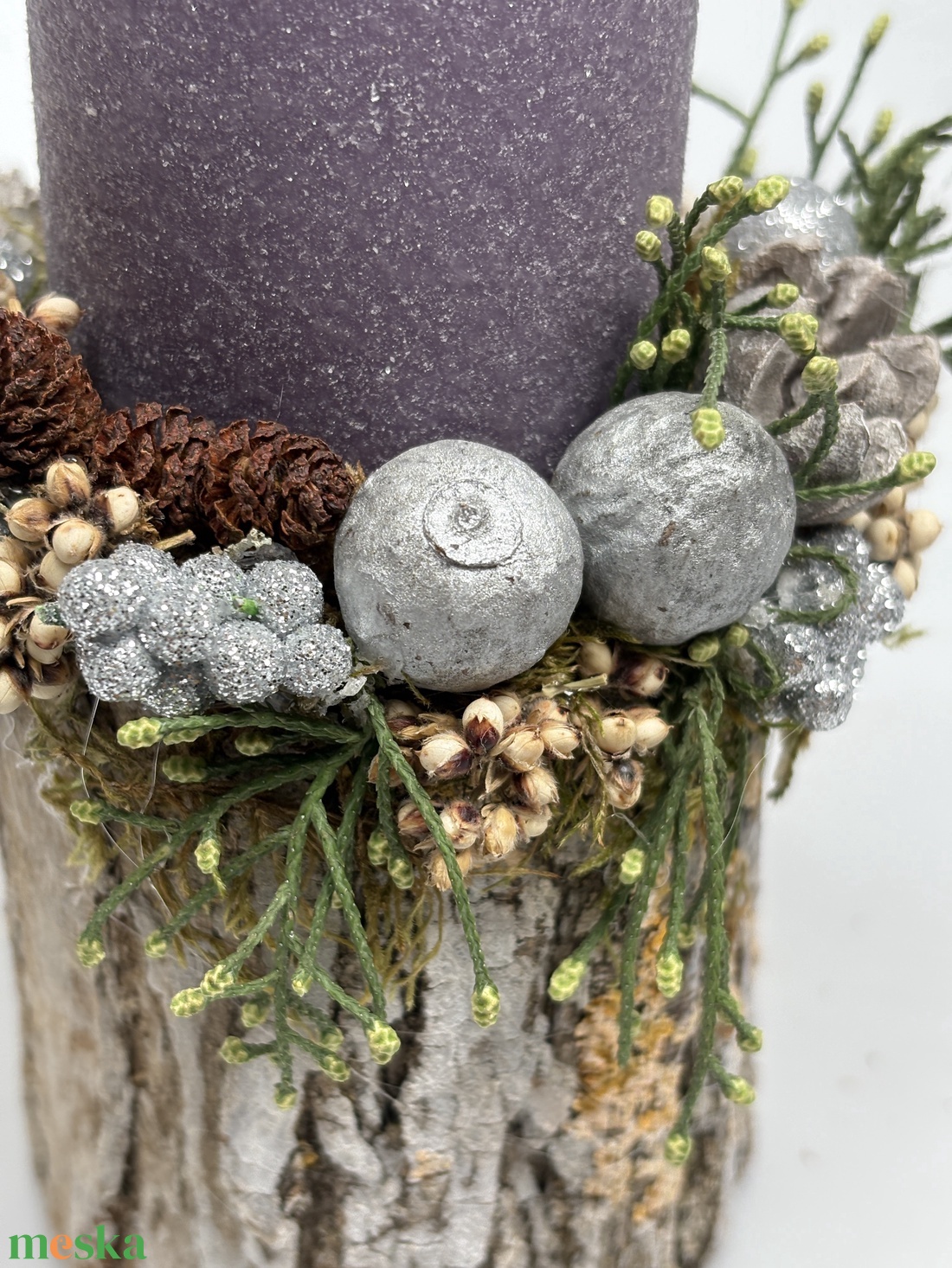 Faág szeletre épült, pasztell lila színű bársony-glitteres gyertyával ékített ünnepi asztaldísz örökzöldekkel (XF-31) - karácsony - adventi díszek - adventi asztaldísz - Meska.hu