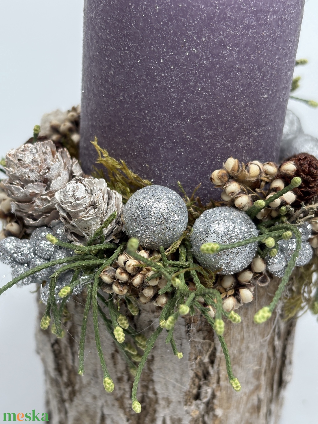Faág szeletre épült, pasztell lila színű bársony-glitteres gyertyával ékített ünnepi asztaldísz örökzöldekkel (XF-31) - karácsony - adventi díszek - adventi asztaldísz - Meska.hu