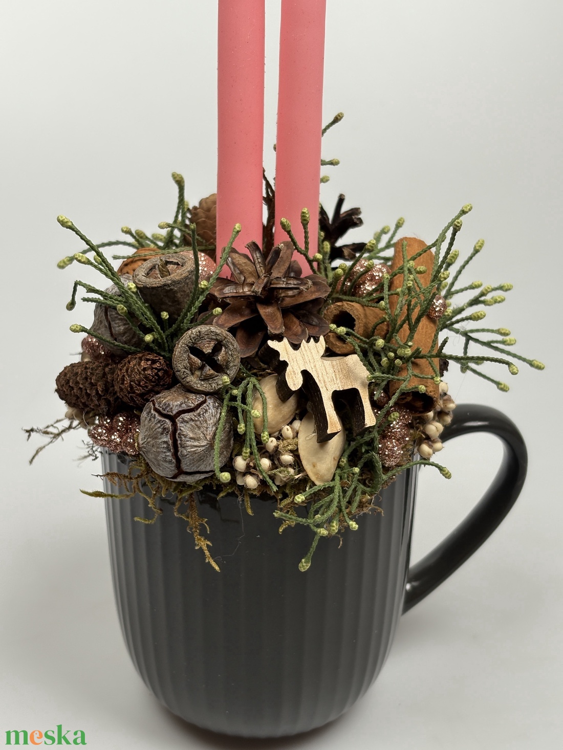 Sötétszürke, bordázott bögrére épült, 2 rózsaszín ceruzagyertyás adventi asztaldísz örökzöldekkel (XM-32) - karácsony - adventi díszek - adventi asztaldísz - Meska.hu