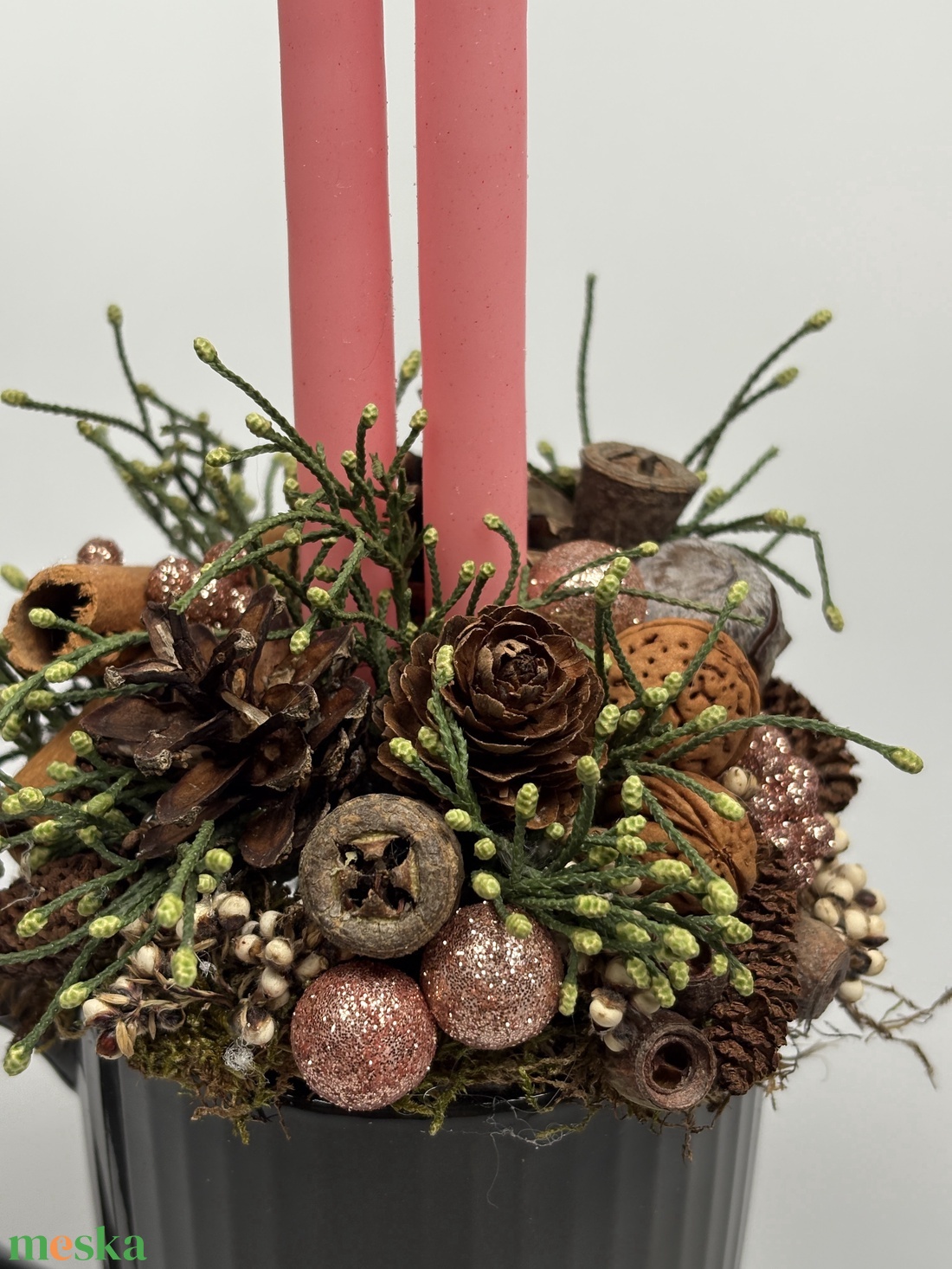 Sötétszürke, bordázott bögrére épült, 2 rózsaszín ceruzagyertyás adventi asztaldísz örökzöldekkel (XM-32) - karácsony - adventi díszek - adventi asztaldísz - Meska.hu