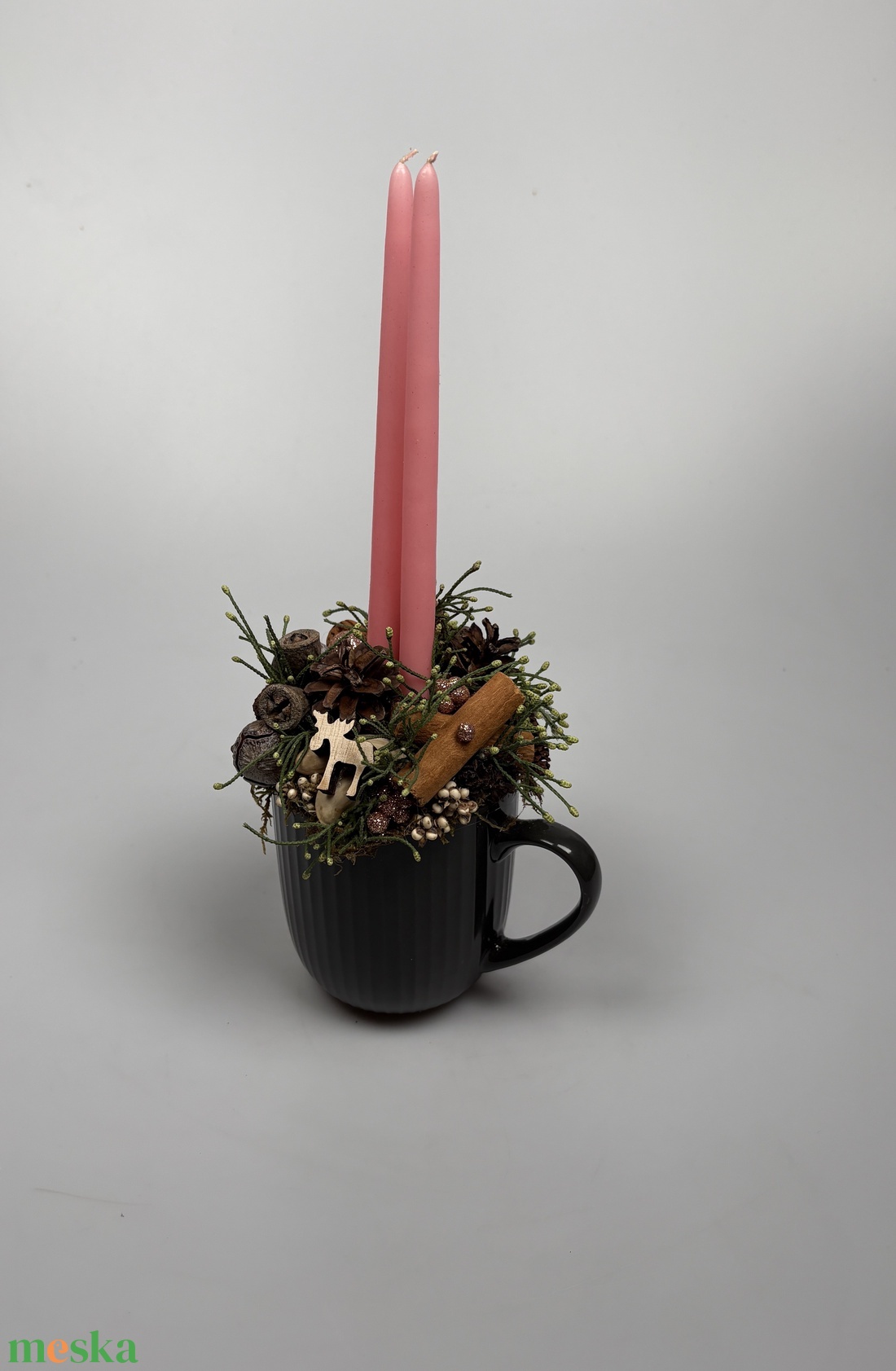 Sötétszürke, bordázott bögrére épült, 2 rózsaszín ceruzagyertyás adventi asztaldísz örökzöldekkel (XM-32) - karácsony - adventi díszek - adventi asztaldísz - Meska.hu