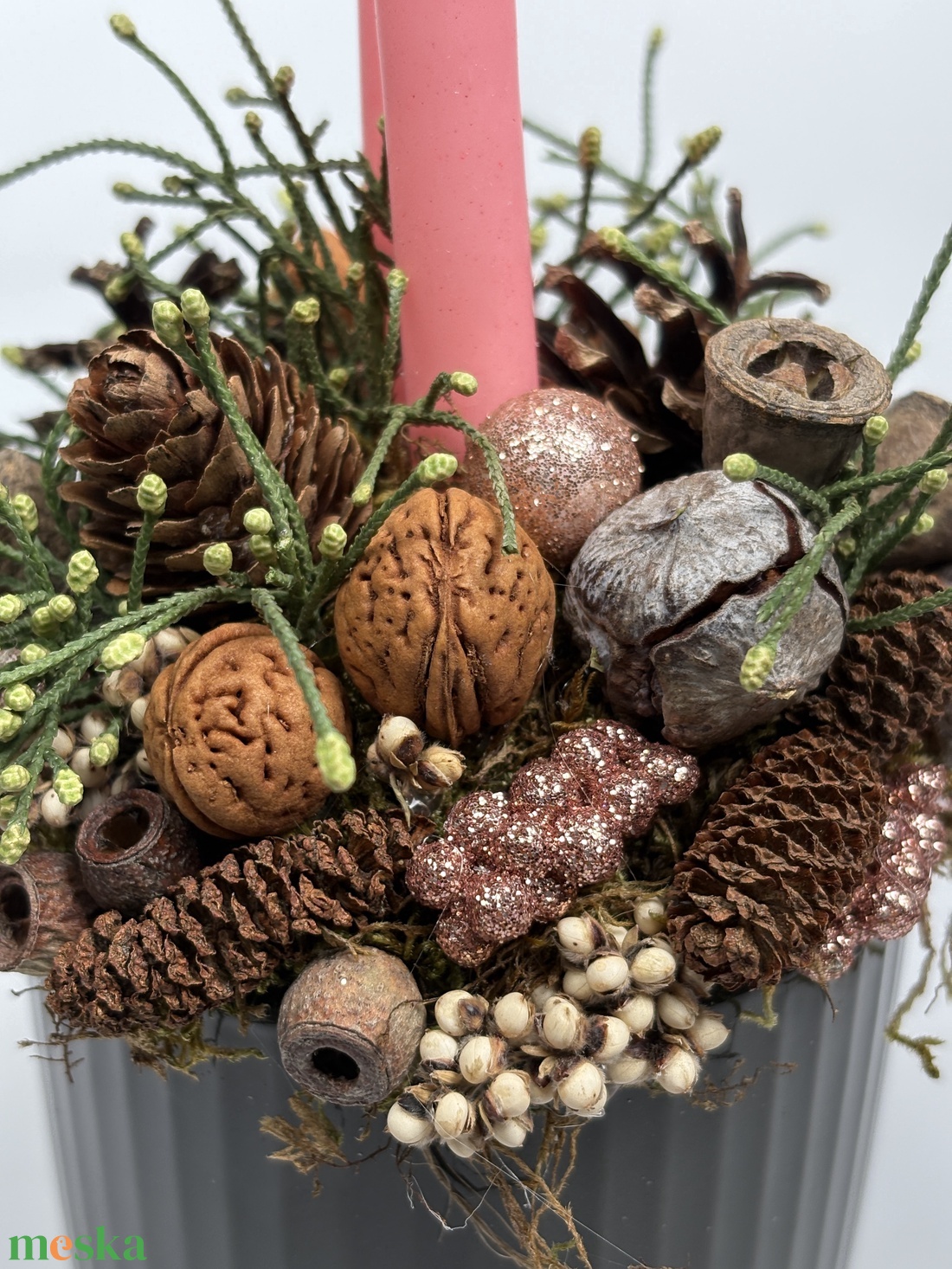 Sötétszürke, bordázott bögrére épült, 2 rózsaszín ceruzagyertyás adventi asztaldísz örökzöldekkel (XM-32) - karácsony - adventi díszek - adventi asztaldísz - Meska.hu