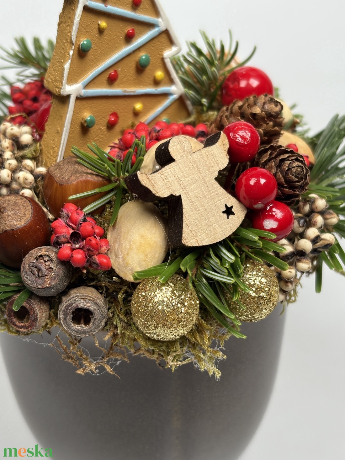 Csokibarna bögrére épült, mézeskalács fenyőt formázó kiegészítővel díszített adventi asztaldísz örökzöldekkel (XM-33) - karácsony - adventi díszek - adventi asztaldísz - Meska.hu