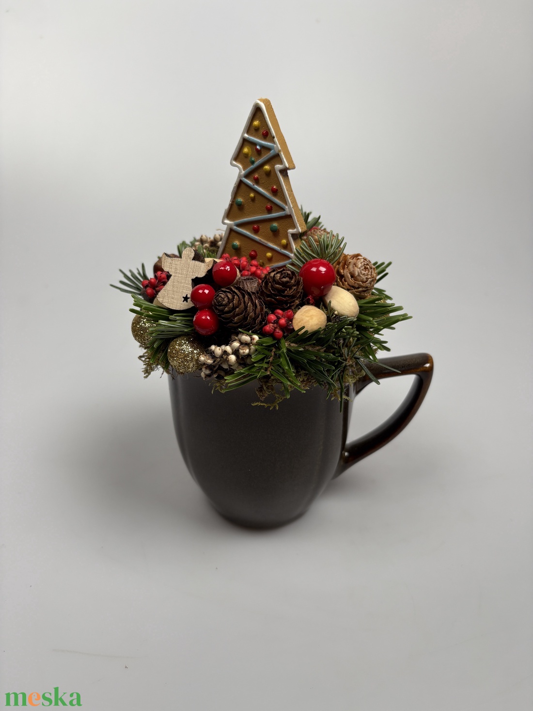 Csokibarna bögrére épült, mézeskalács fenyőt formázó kiegészítővel díszített adventi asztaldísz örökzöldekkel (XM-33) - karácsony - adventi díszek - adventi asztaldísz - Meska.hu