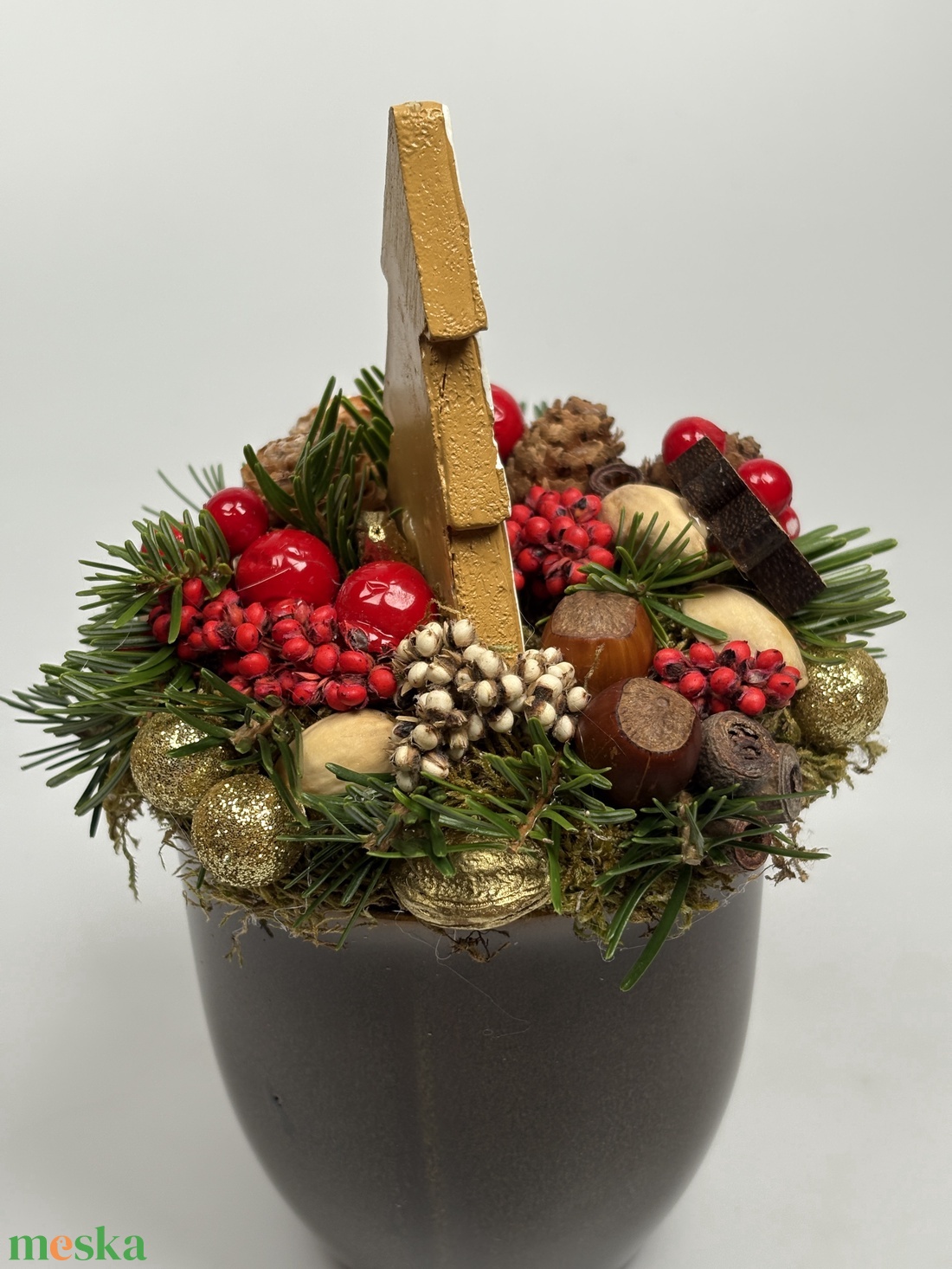 Csokibarna bögrére épült, mézeskalács fenyőt formázó kiegészítővel díszített adventi asztaldísz örökzöldekkel (XM-33) - karácsony - adventi díszek - adventi asztaldísz - Meska.hu