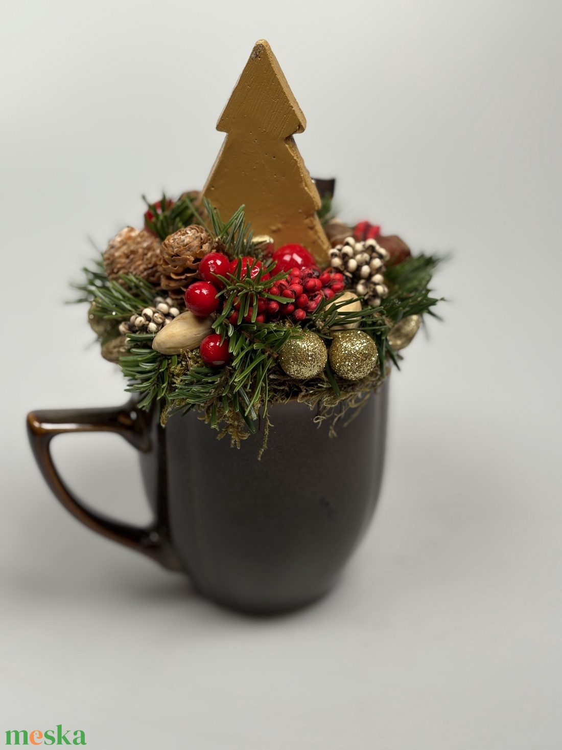 Csokibarna bögrére épült, mézeskalács fenyőt formázó kiegészítővel díszített adventi asztaldísz örökzöldekkel (XM-33) - karácsony - adventi díszek - adventi asztaldísz - Meska.hu