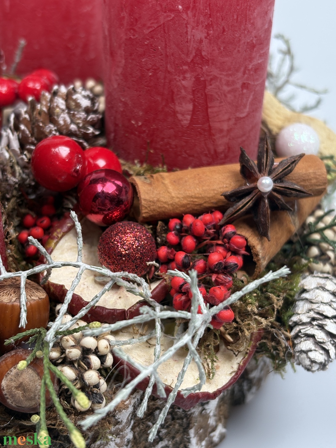 Növényi részekkel és termésekkel ékített hengergyertyás, fakorongon nyugvó, adventi asztaldísz gazdagon díszítve (AW28) - karácsony - adventi díszek - adventi asztaldísz - Meska.hu