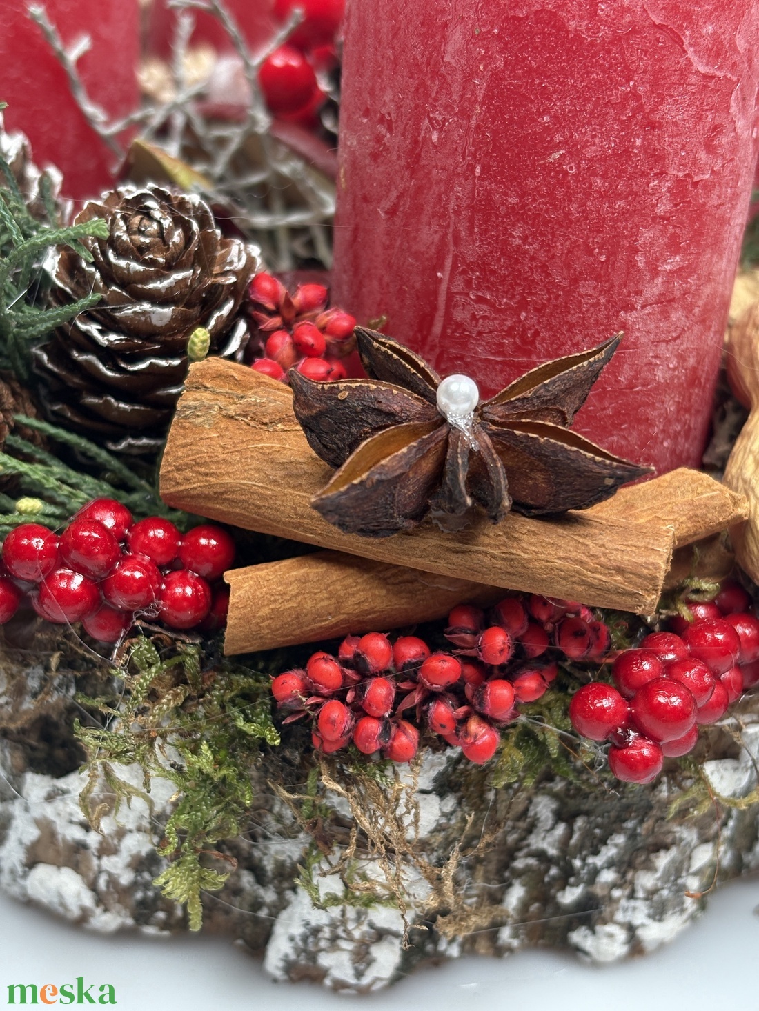 Növényi részekkel és termésekkel ékített hengergyertyás, fakorongon nyugvó, adventi asztaldísz gazdagon díszítve (AW28) - karácsony - adventi díszek - adventi asztaldísz - Meska.hu