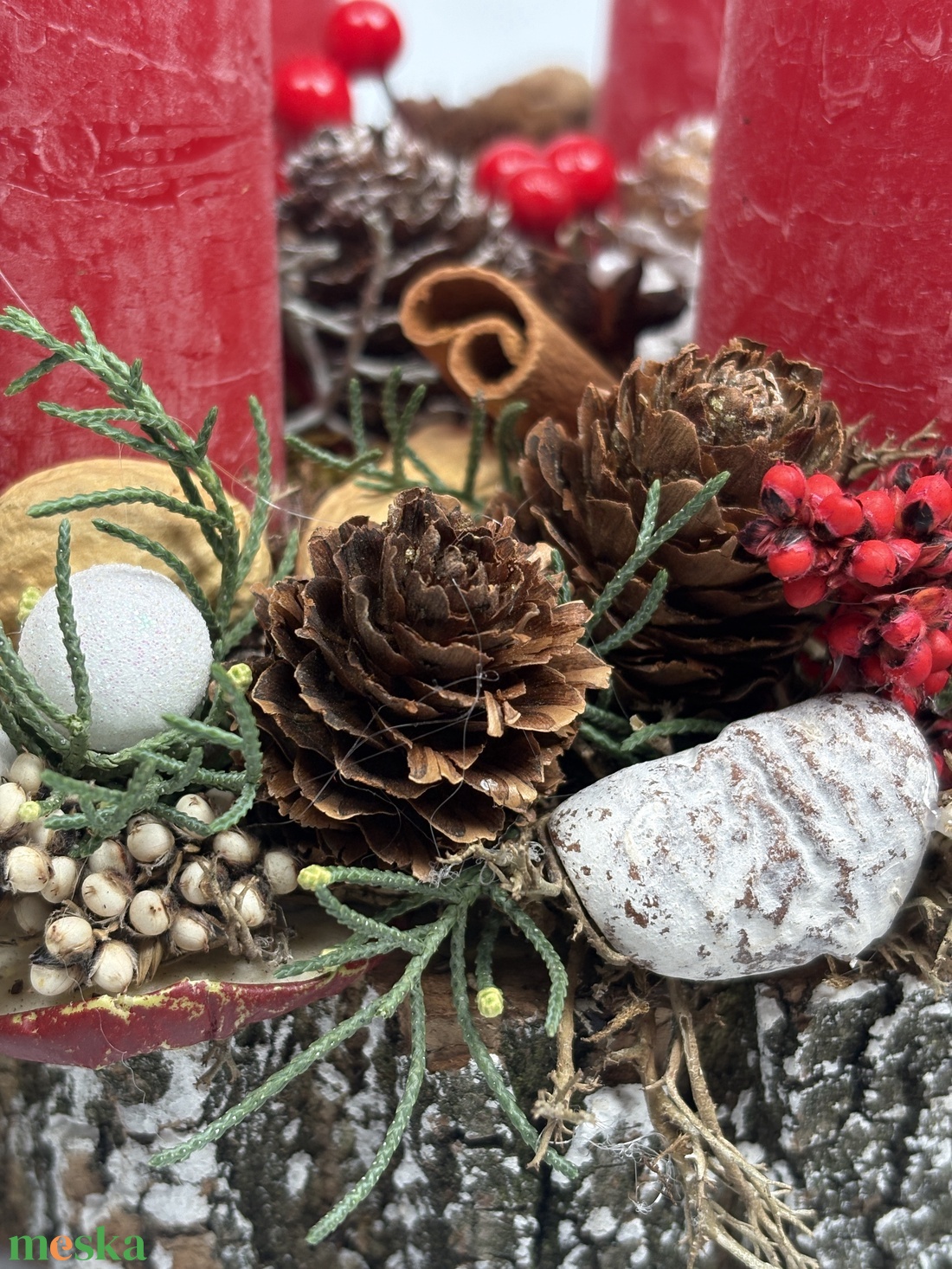 Növényi részekkel és termésekkel ékített hengergyertyás, fakorongon nyugvó, adventi asztaldísz gazdagon díszítve (AW28) - karácsony - adventi díszek - adventi asztaldísz - Meska.hu