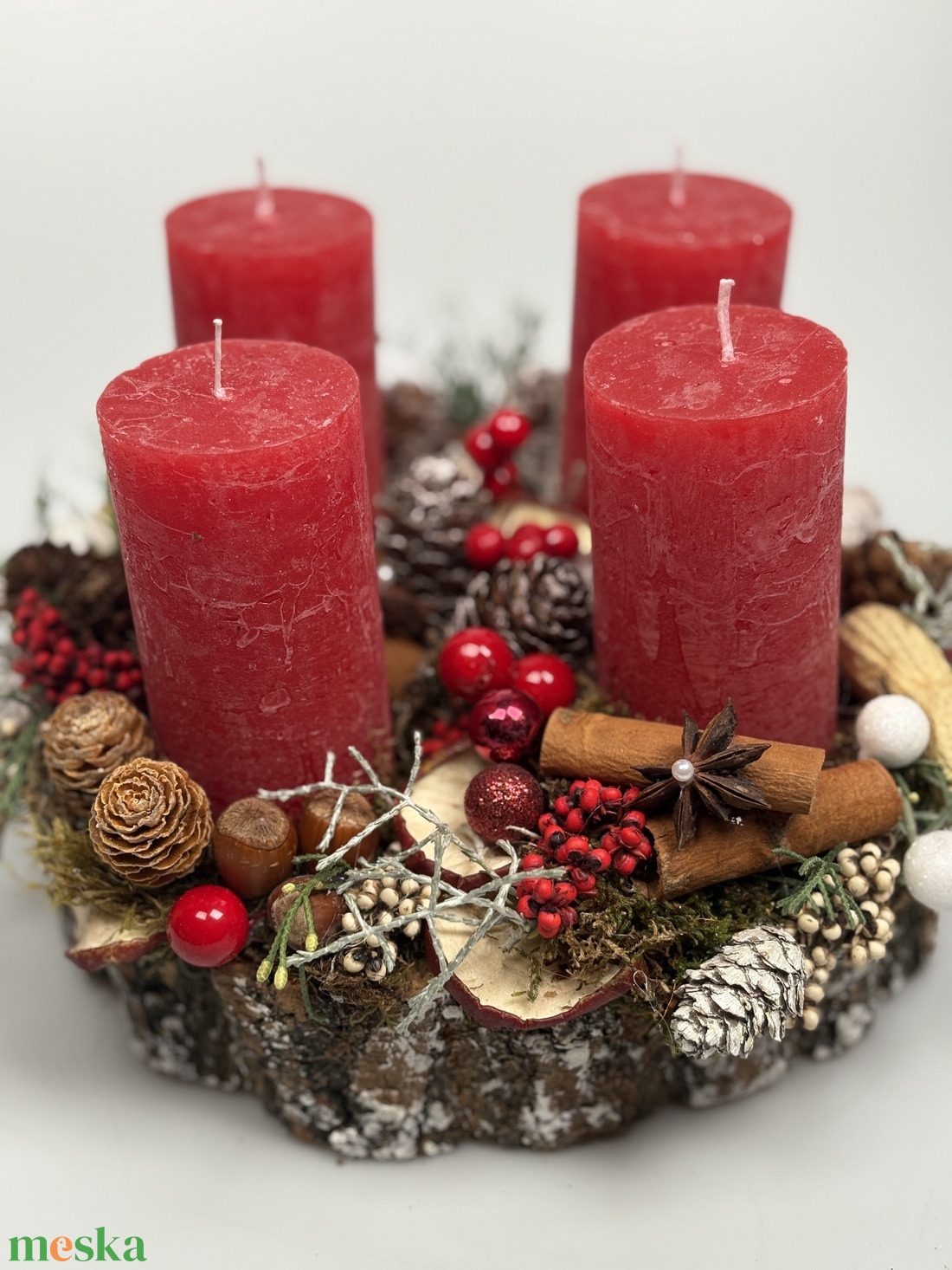 Növényi részekkel és termésekkel ékített hengergyertyás, fakorongon nyugvó, adventi asztaldísz gazdagon díszítve (AW28) - karácsony - adventi díszek - adventi asztaldísz - Meska.hu