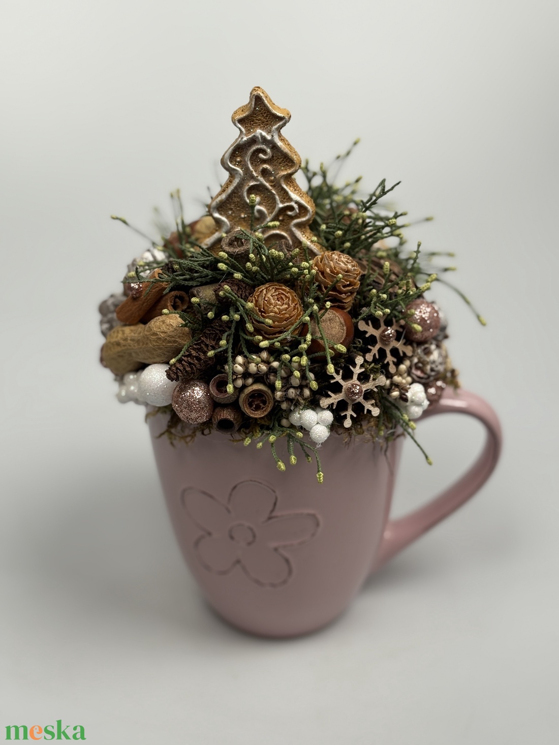 Mályva bögrére épült, mézeskalács fenyőt formázó kiegészítővel díszített adventi asztaldísz örökzöldekkel (XM-37) - karácsony - adventi díszek - adventi asztaldísz - Meska.hu