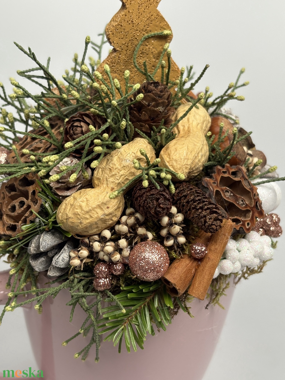 Mályva bögrére épült, mézeskalács fenyőt formázó kiegészítővel díszített adventi asztaldísz örökzöldekkel (XM-37) - karácsony - adventi díszek - adventi asztaldísz - Meska.hu