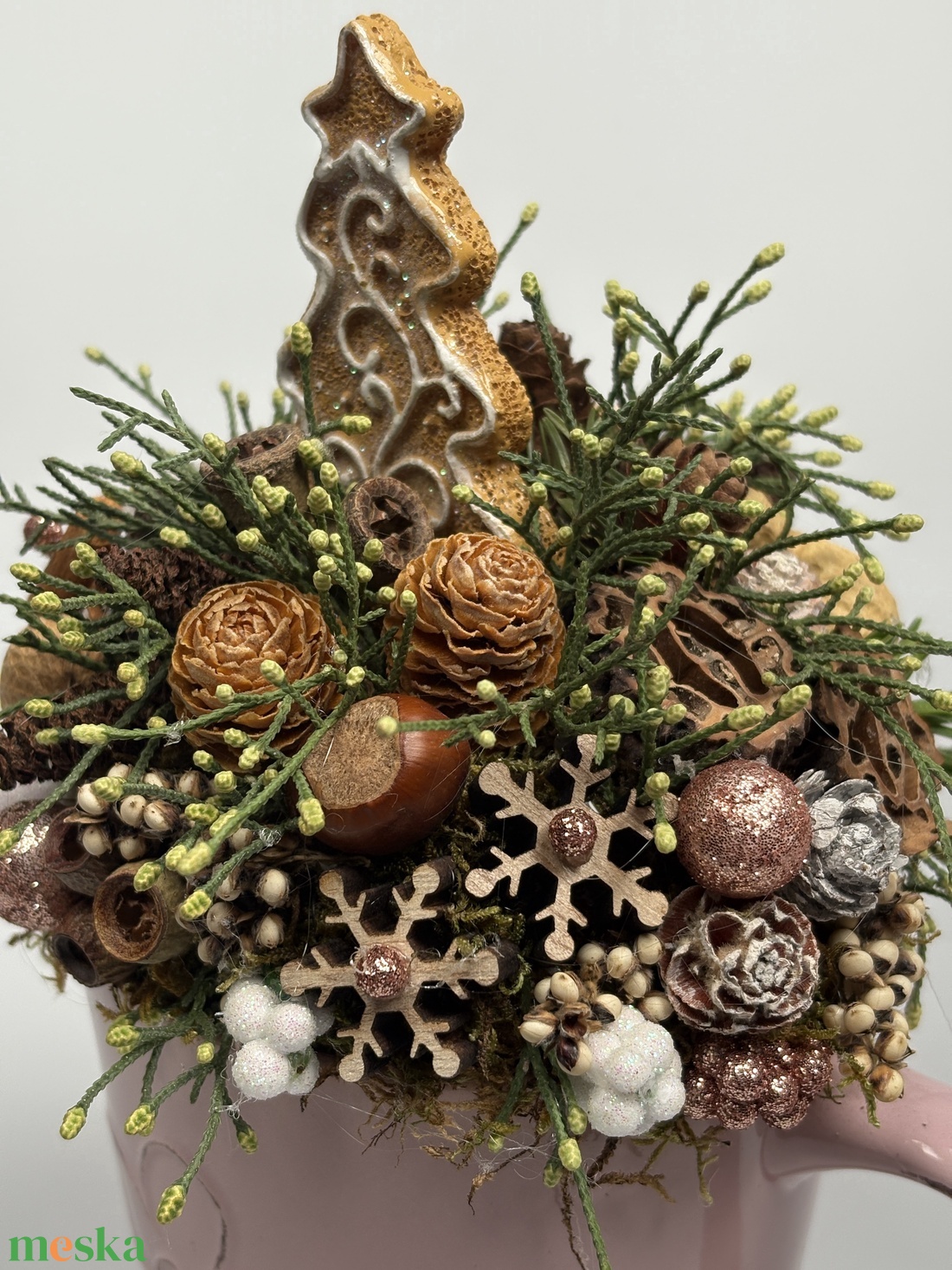 Mályva bögrére épült, mézeskalács fenyőt formázó kiegészítővel díszített adventi asztaldísz örökzöldekkel (XM-37) - karácsony - adventi díszek - adventi asztaldísz - Meska.hu