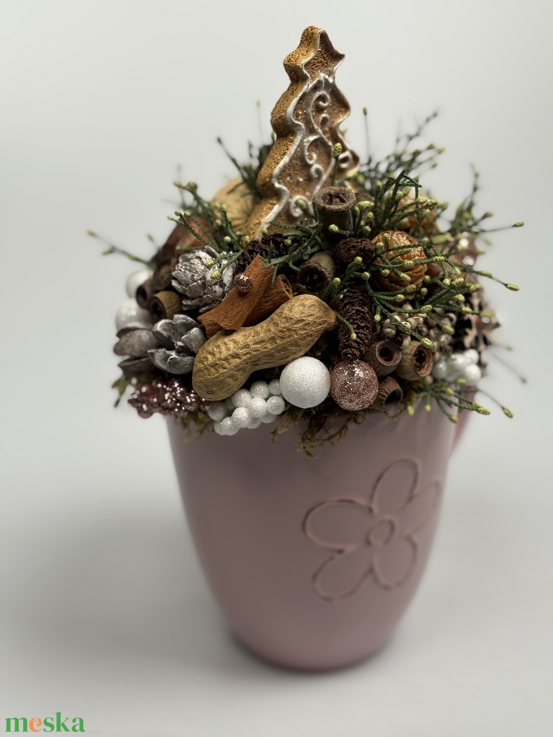 Mályva bögrére épült, mézeskalács fenyőt formázó kiegészítővel díszített adventi asztaldísz örökzöldekkel (XM-37) - karácsony - adventi díszek - adventi asztaldísz - Meska.hu