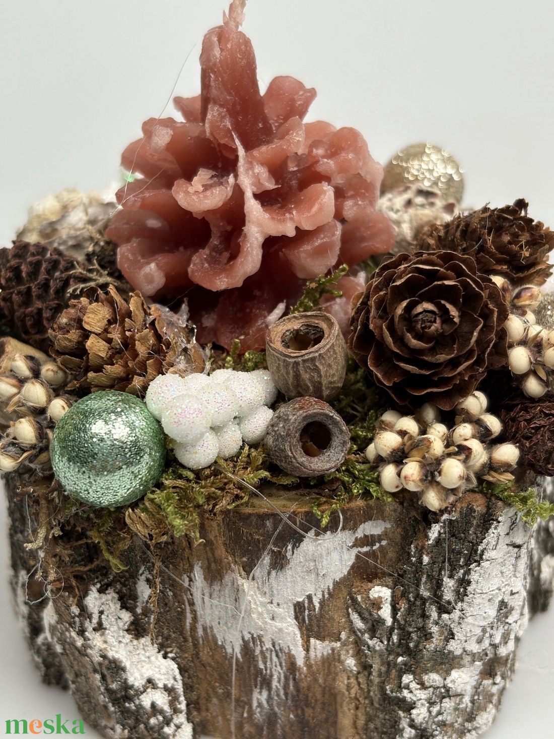 Toboz formájú gyertyával ékesített, fakorongra épült adventi asztaldísz némi csillogással (XF40) - karácsony - adventi díszek - adventi asztaldísz - Meska.hu