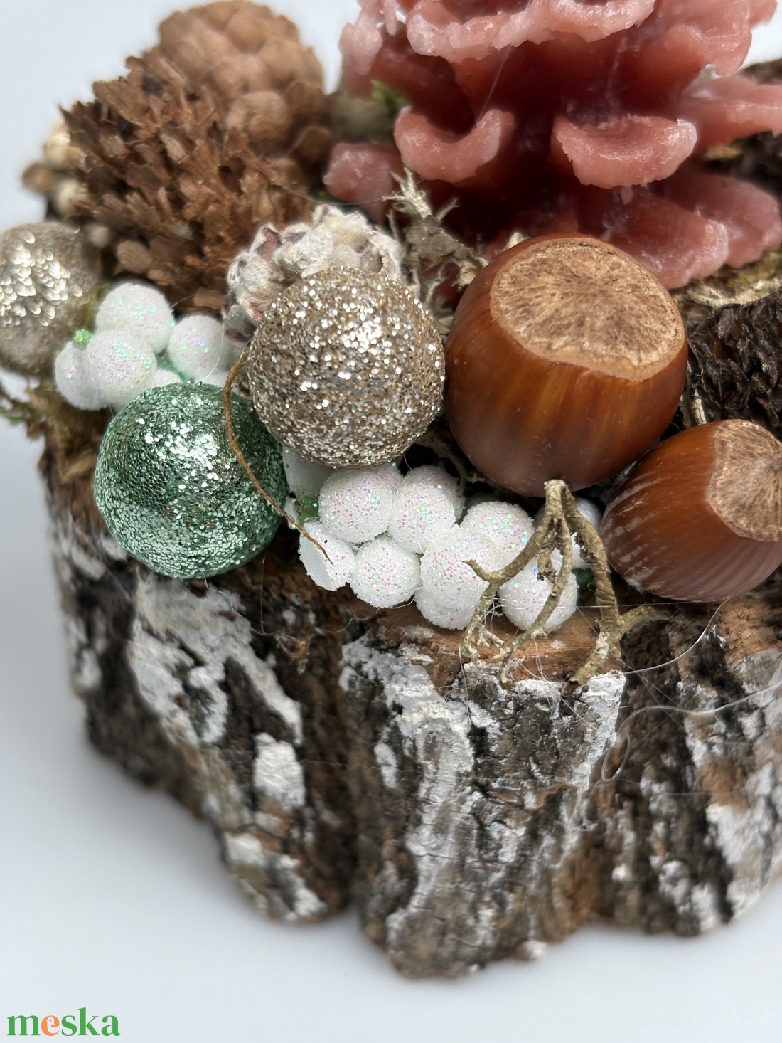 Toboz formájú gyertyával ékesített, fakorongra épült adventi asztaldísz némi csillogással (XF40) - karácsony - adventi díszek - adventi asztaldísz - Meska.hu