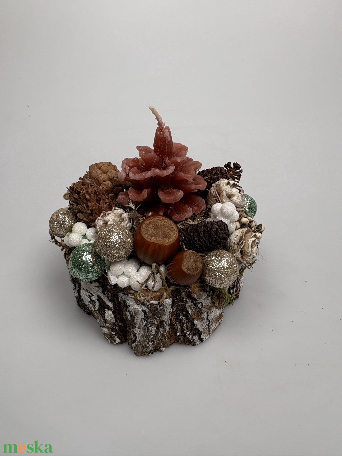 Toboz formájú gyertyával ékesített, fakorongra épült adventi asztaldísz némi csillogással (XF40) - karácsony - adventi díszek - adventi asztaldísz - Meska.hu