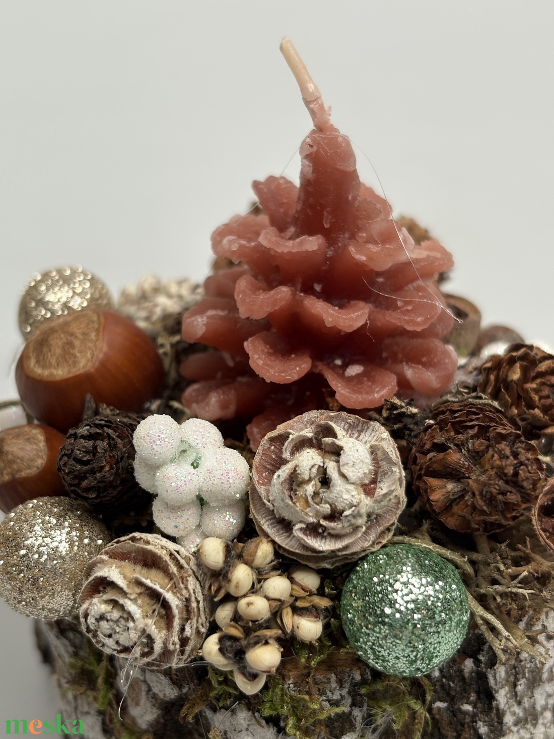 Toboz formájú gyertyával ékesített, fakorongra épült adventi asztaldísz némi csillogással (XF40) - karácsony - adventi díszek - adventi asztaldísz - Meska.hu