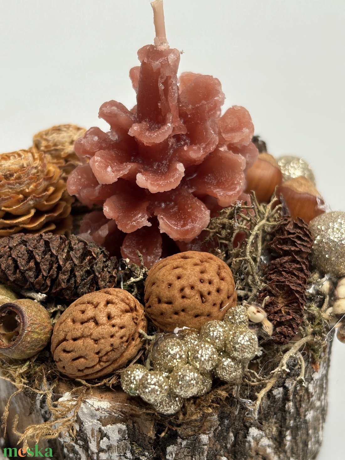 Pezsgő színű csillogással felszerelt, toboz formájú gyertyával ékesített, fakorongra épült adventi minidísz (XF41) - karácsony - adventi díszek - adventi asztaldísz - Meska.hu