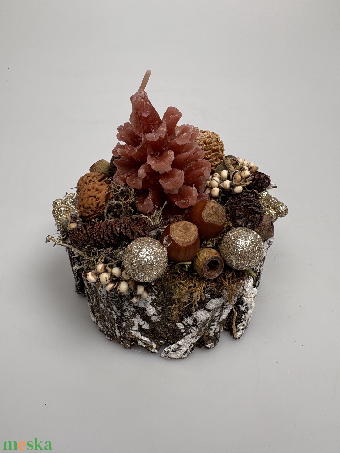 Pezsgő színű csillogással felszerelt, toboz formájú gyertyával ékesített, fakorongra épült adventi minidísz (XF41) - karácsony - adventi díszek - adventi asztaldísz - Meska.hu