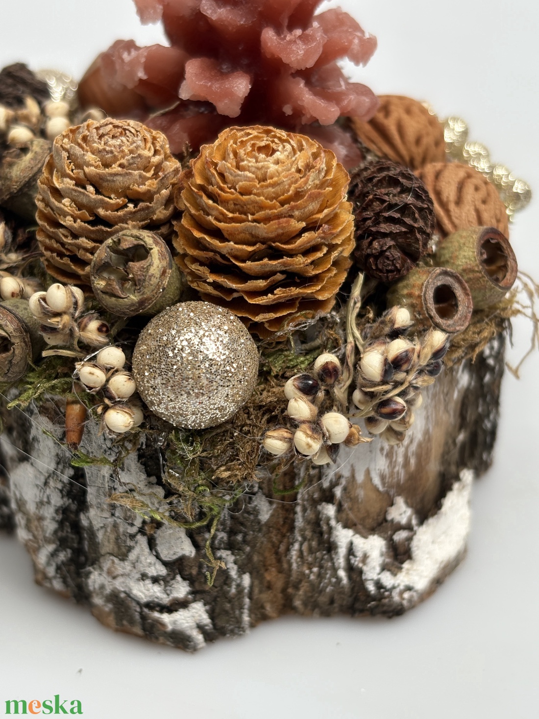 Pezsgő színű csillogással felszerelt, toboz formájú gyertyával ékesített, fakorongra épült adventi minidísz (XF41) - karácsony - adventi díszek - adventi asztaldísz - Meska.hu