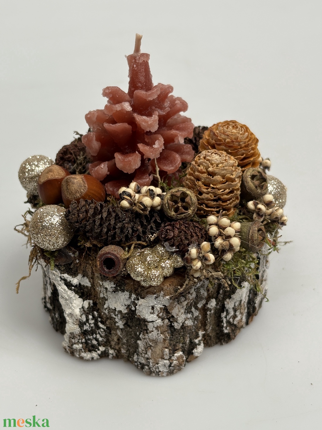 Pezsgő színű csillogással felszerelt, toboz formájú gyertyával ékesített, fakorongra épült adventi minidísz (XF41) - karácsony - adventi díszek - adventi asztaldísz - Meska.hu