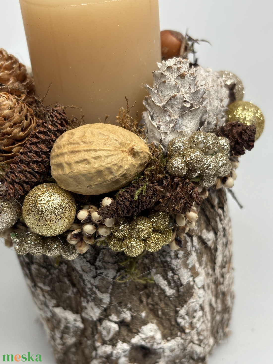 Fatuskóra épült, mézeskalács színű hengergyertyával ékesített, csillogást sem nélkülőző adventi mini asztaldísz (XF42) - karácsony - adventi díszek - adventi asztaldísz - Meska.hu