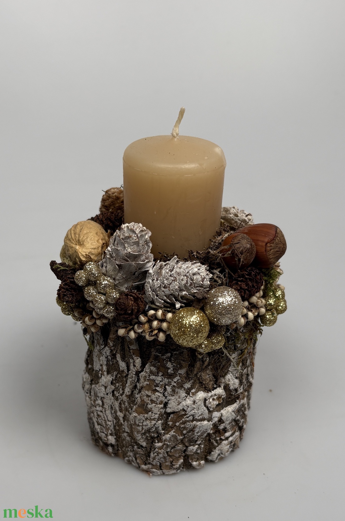 Fatuskóra épült, mézeskalács színű hengergyertyával ékesített, csillogást sem nélkülőző adventi mini asztaldísz (XF42) - karácsony - adventi díszek - adventi asztaldísz - Meska.hu