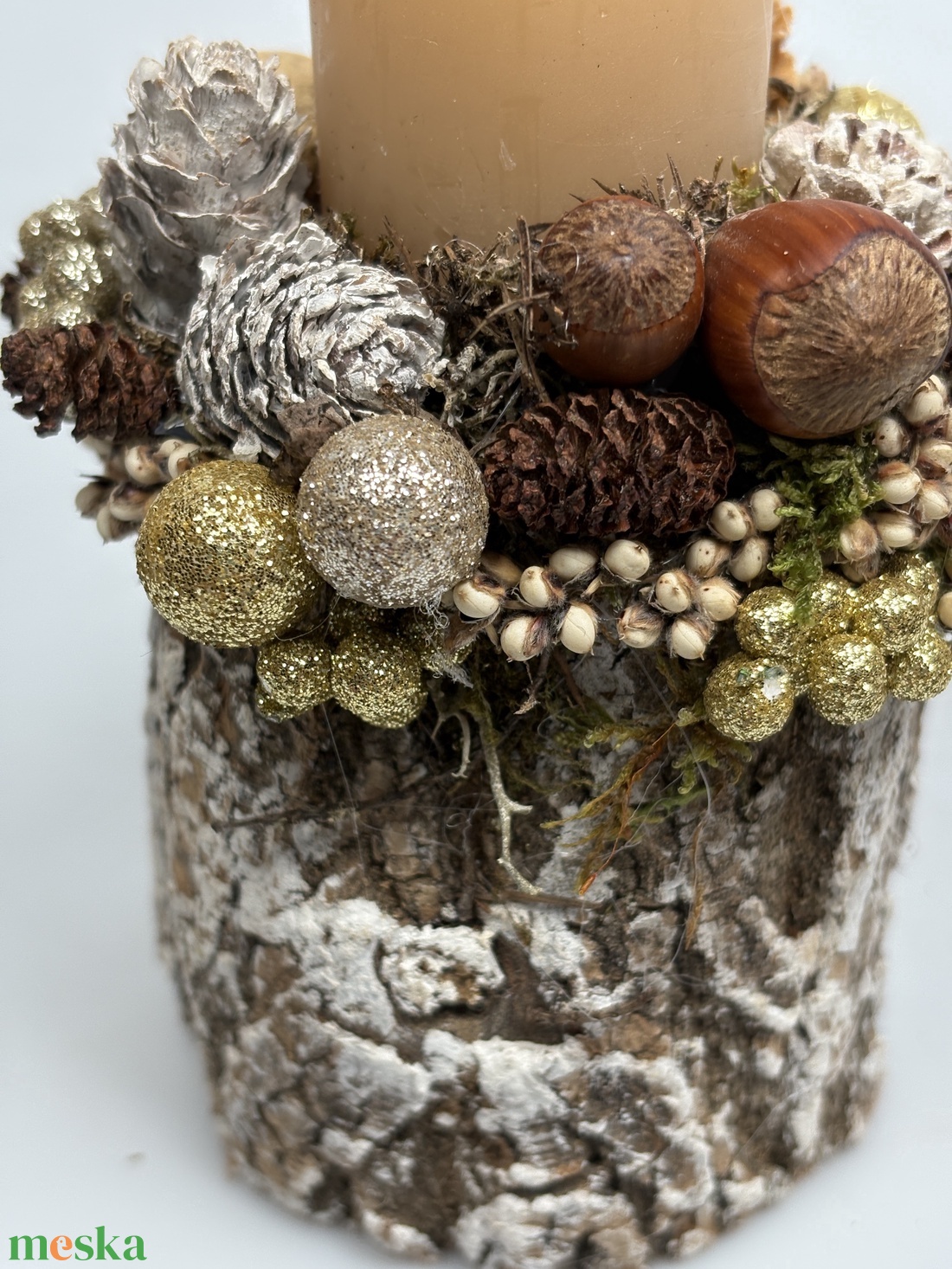 Fatuskóra épült, mézeskalács színű hengergyertyával ékesített, csillogást sem nélkülőző adventi mini asztaldísz (XF42) - karácsony - adventi díszek - adventi asztaldísz - Meska.hu